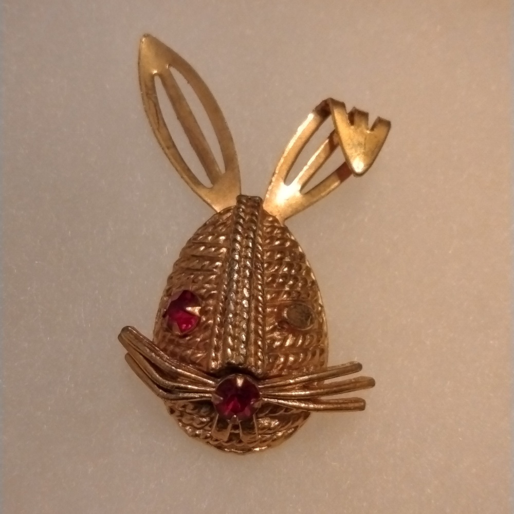 Vintage Sarah Coventry winking rabbit